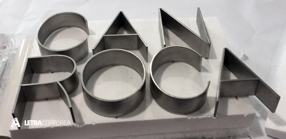 Letra corpórea en acero con diseño de elementos especiales para decoración.