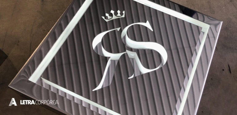 Letra corpórea con diseño de león y corona, ideal para elementos decorativos.