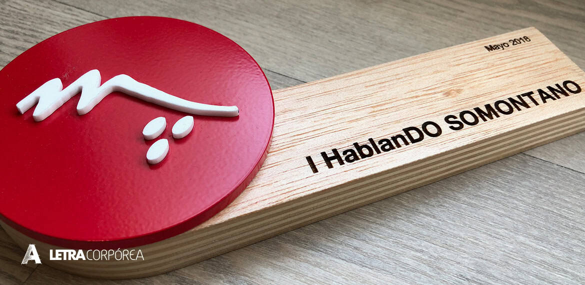 Letras corpóreas en madera con texto "Hablando SOMONTANO" para elementos decorativos.