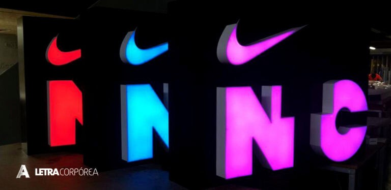 Letras corpóreas iluminadas en diferentes colores para señalización y decoración.