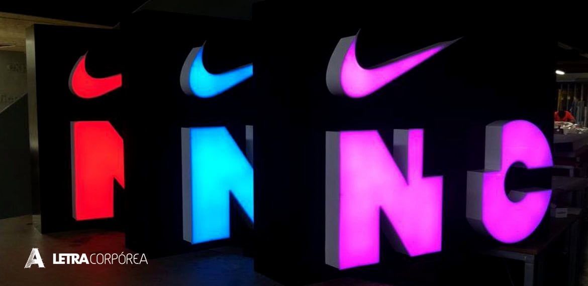 Letras corpóreas iluminadas en diferentes colores para señalización y decoración.