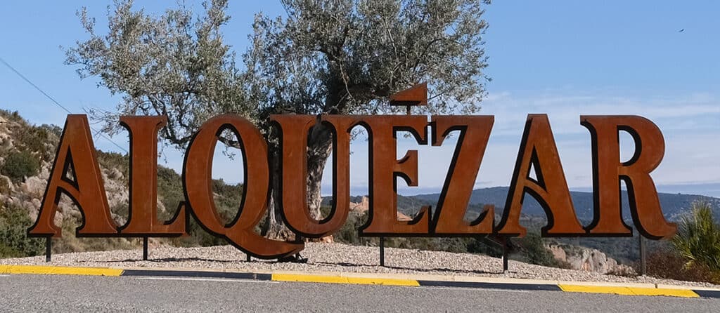 Letra corpórea de Corten para alquiler en exteriores, diseño moderno y resistente.