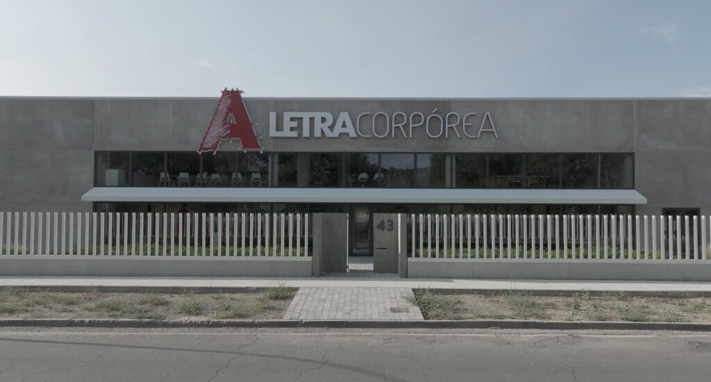 Fachada de la nueva sede de Letra Corpórea en Barbastro, moderna y funcional.