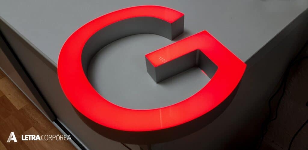 Letra corpórea LED en forma de G para señalización luminosa moderna.