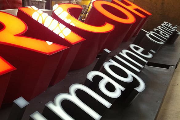 Letras corpóreas en colores rojo y blanco para señalización y decoración.