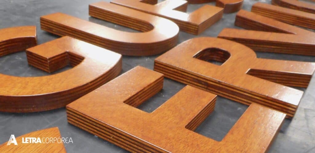 Letras recortadas de madera para señalización y decoración en proyectos creativos.