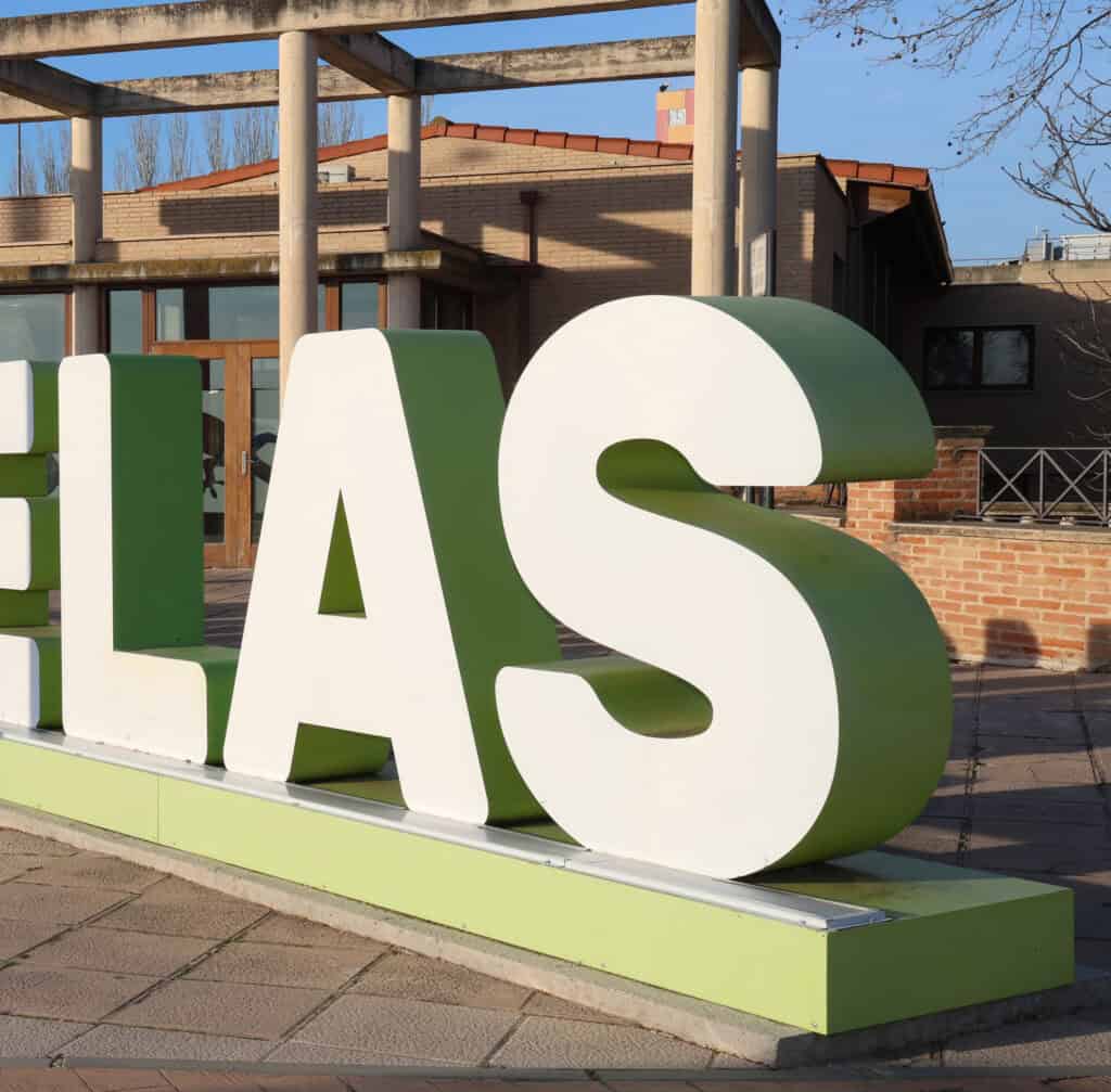 Letras corpóreas grandes en espacio exterior para señalización y decoración.
