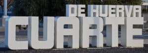 Letras corpóreas grandes en Cuarte para señalización y decoración exterior.