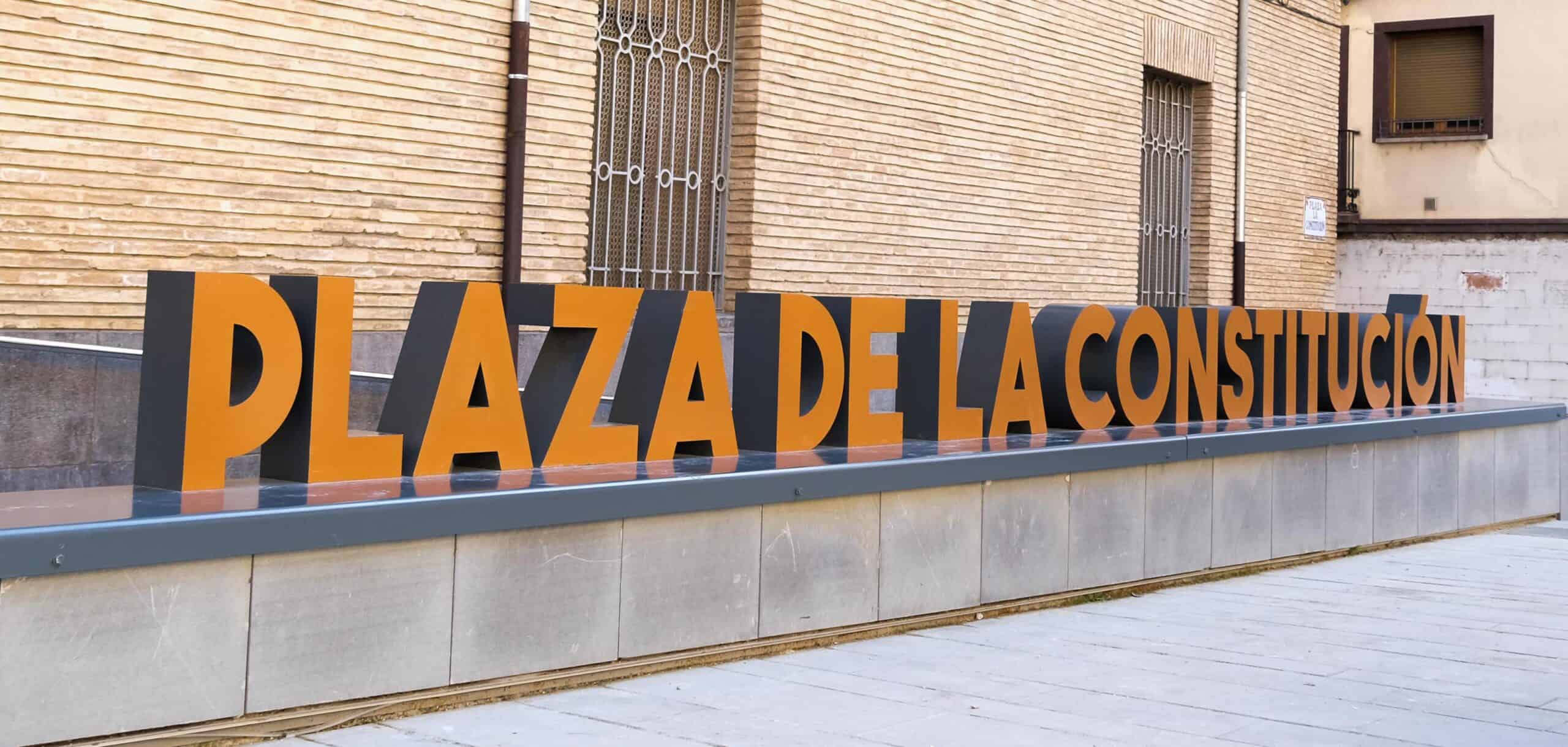 Letras corpóreas en la Plaza de la Constitución, ideales para señalización y decoración exterior.
