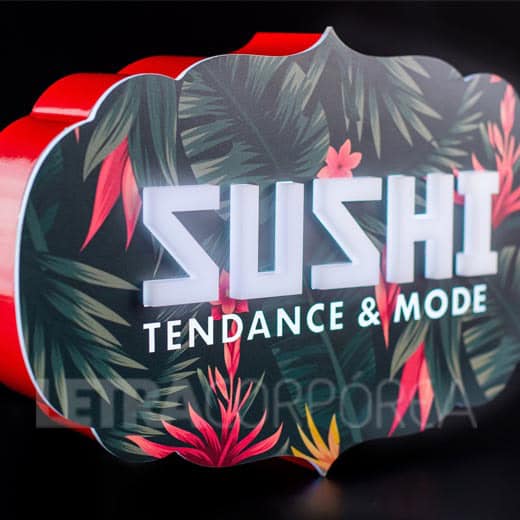 Logo de sushi con diseño tropical y letras modernas, tendencia en moda y gastronomía.